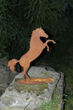 Pferd steigend auf ov. Platte