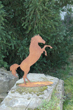 Pferd steigend auf ov. Platte