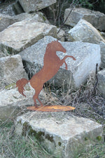 Pferd steigend auf ov. Platte