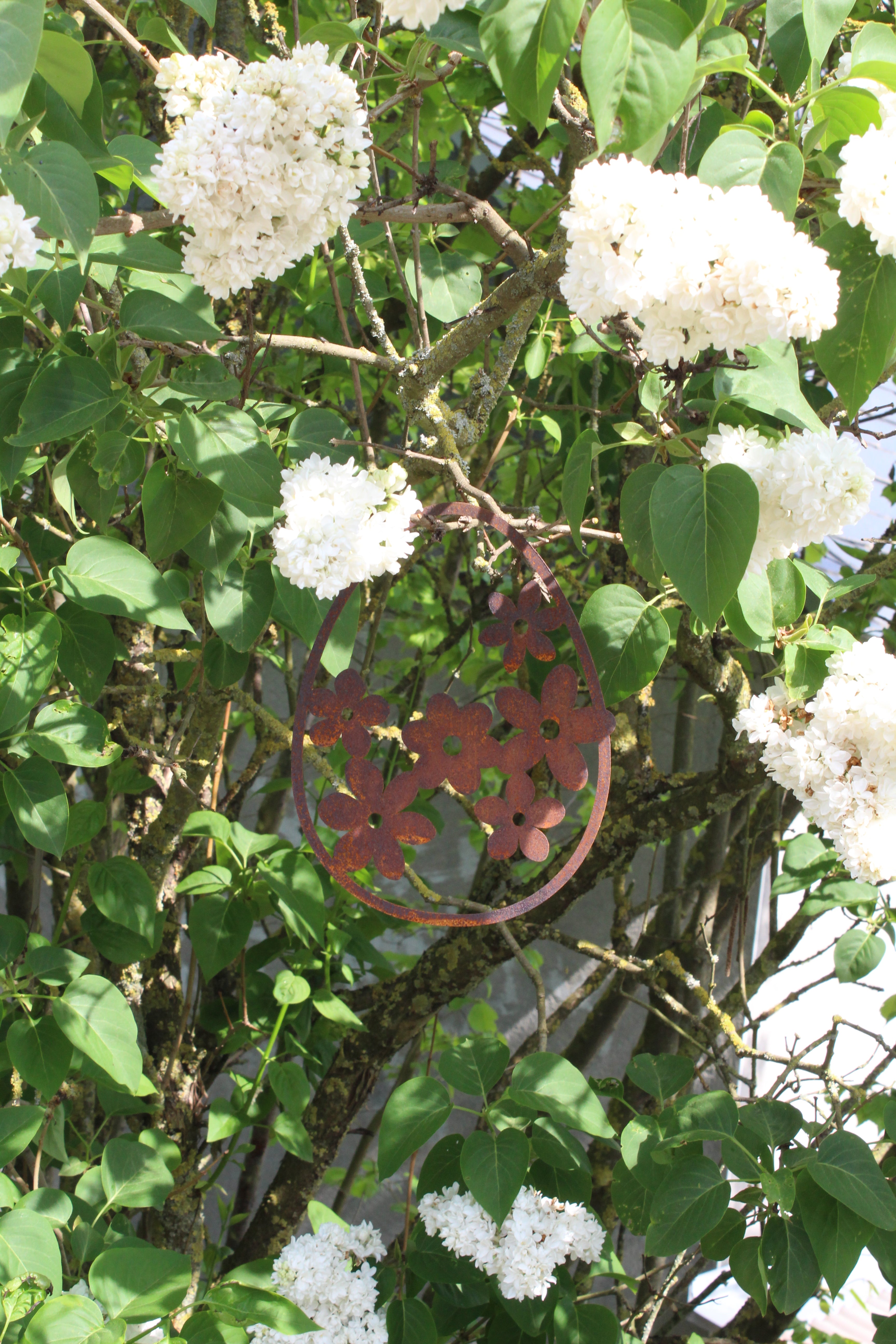 Osterei mit Blüten zum Hängen