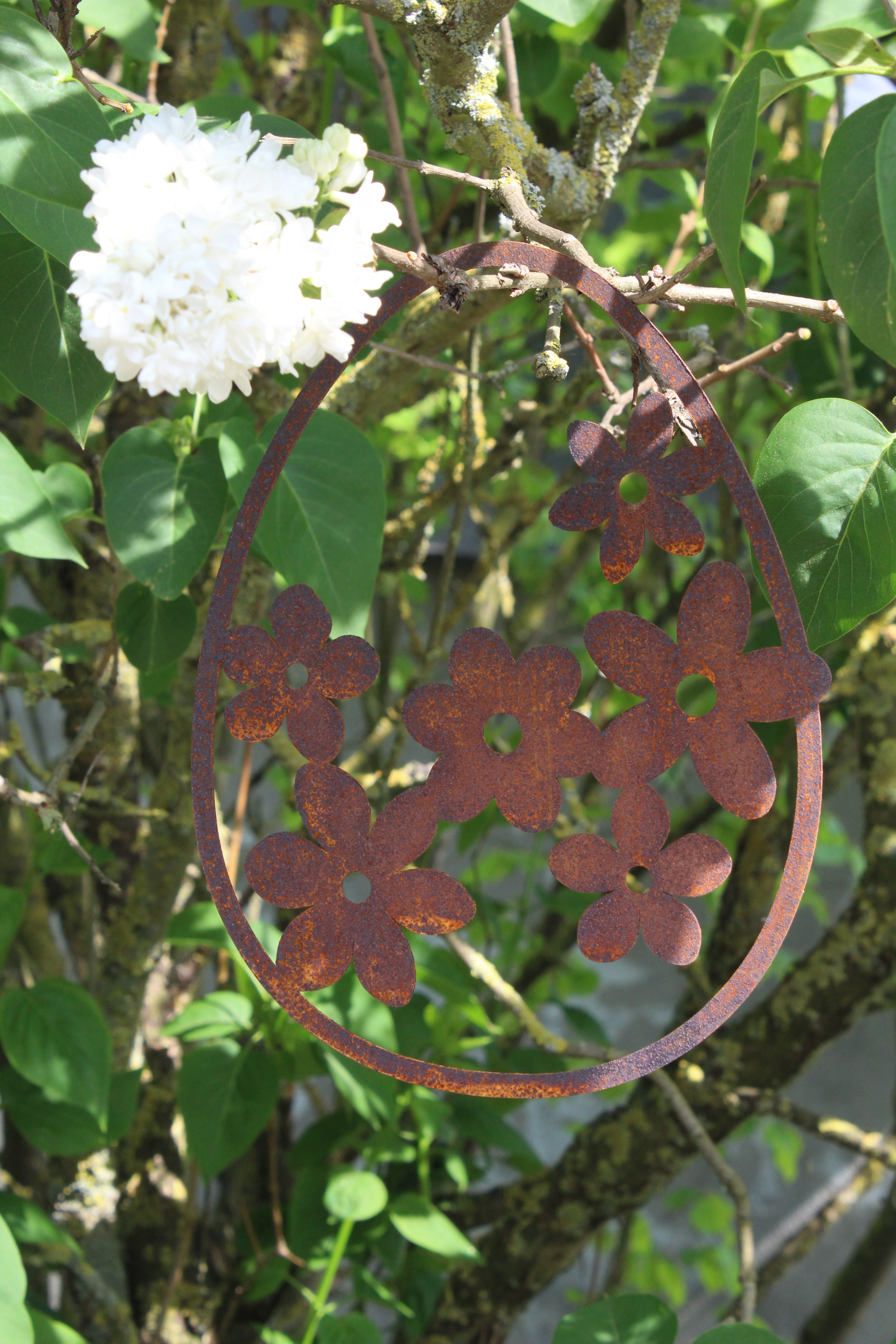 Osterei mit Blüten zum Hängen