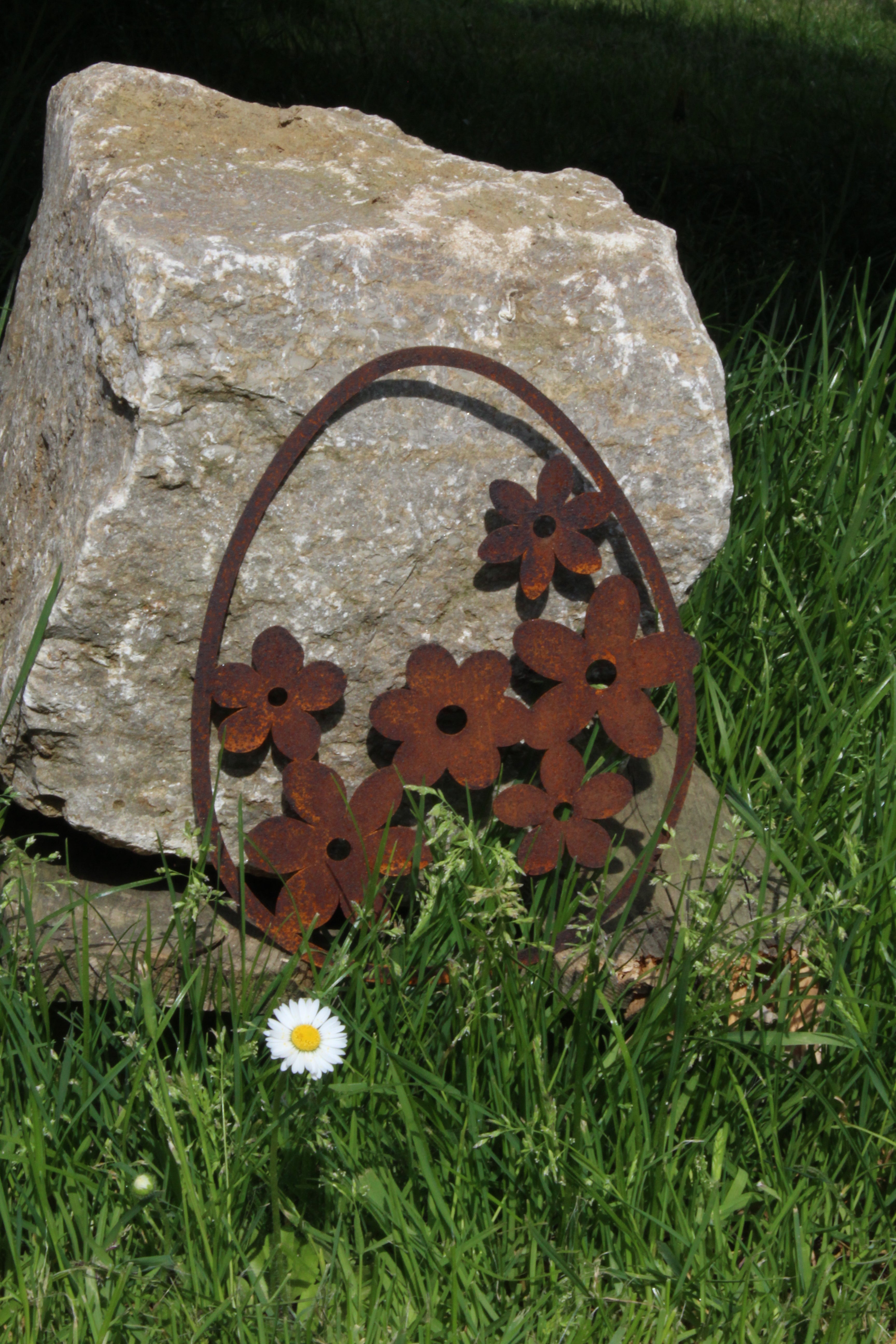 Osterei mit Blüten zum Hängen