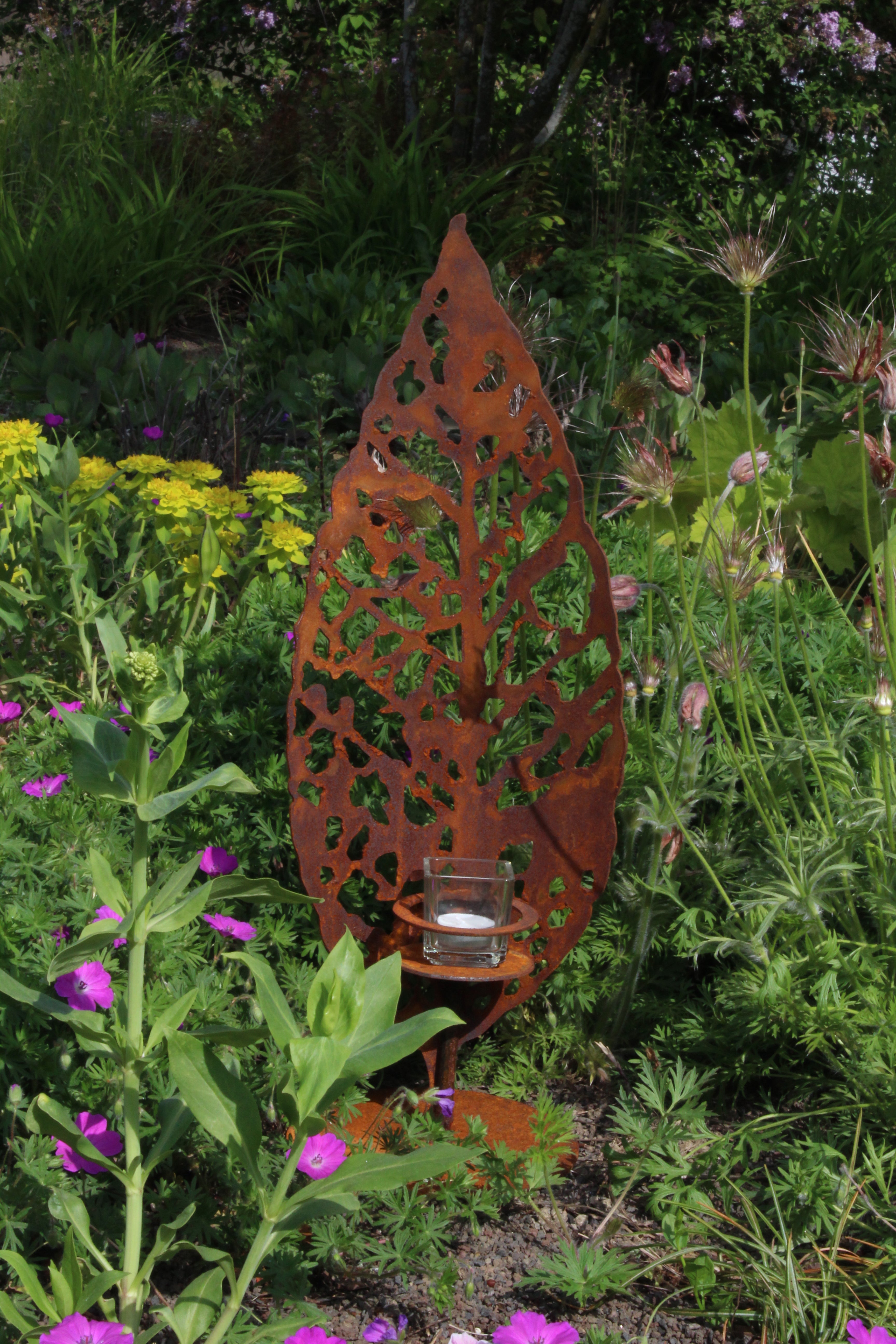 stehendes Blatt mit Windlichthalter auf Platte