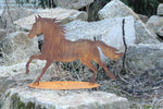 Pferd laufend auf Platte