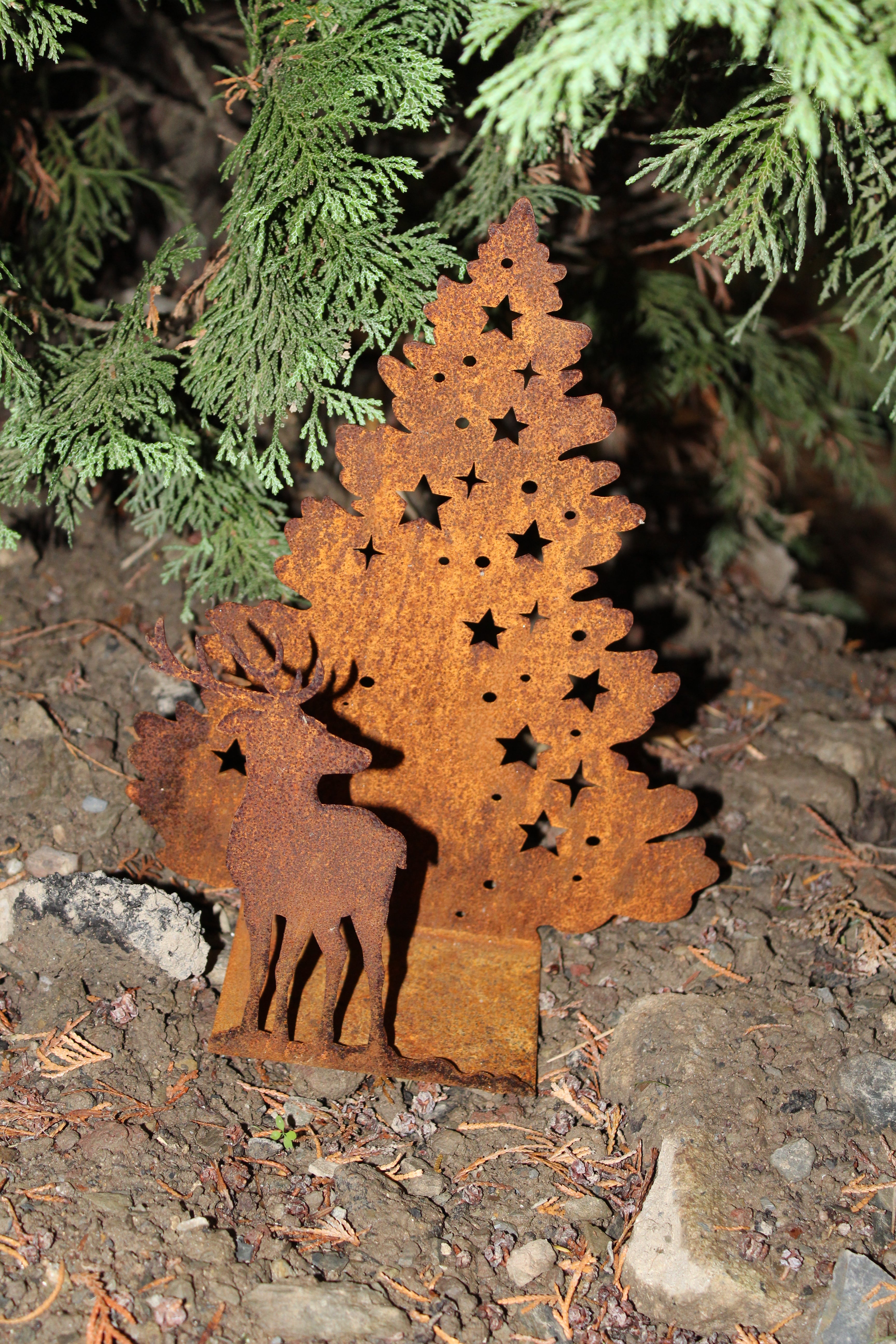 Hirsch vor Sternenbaum auf Platte