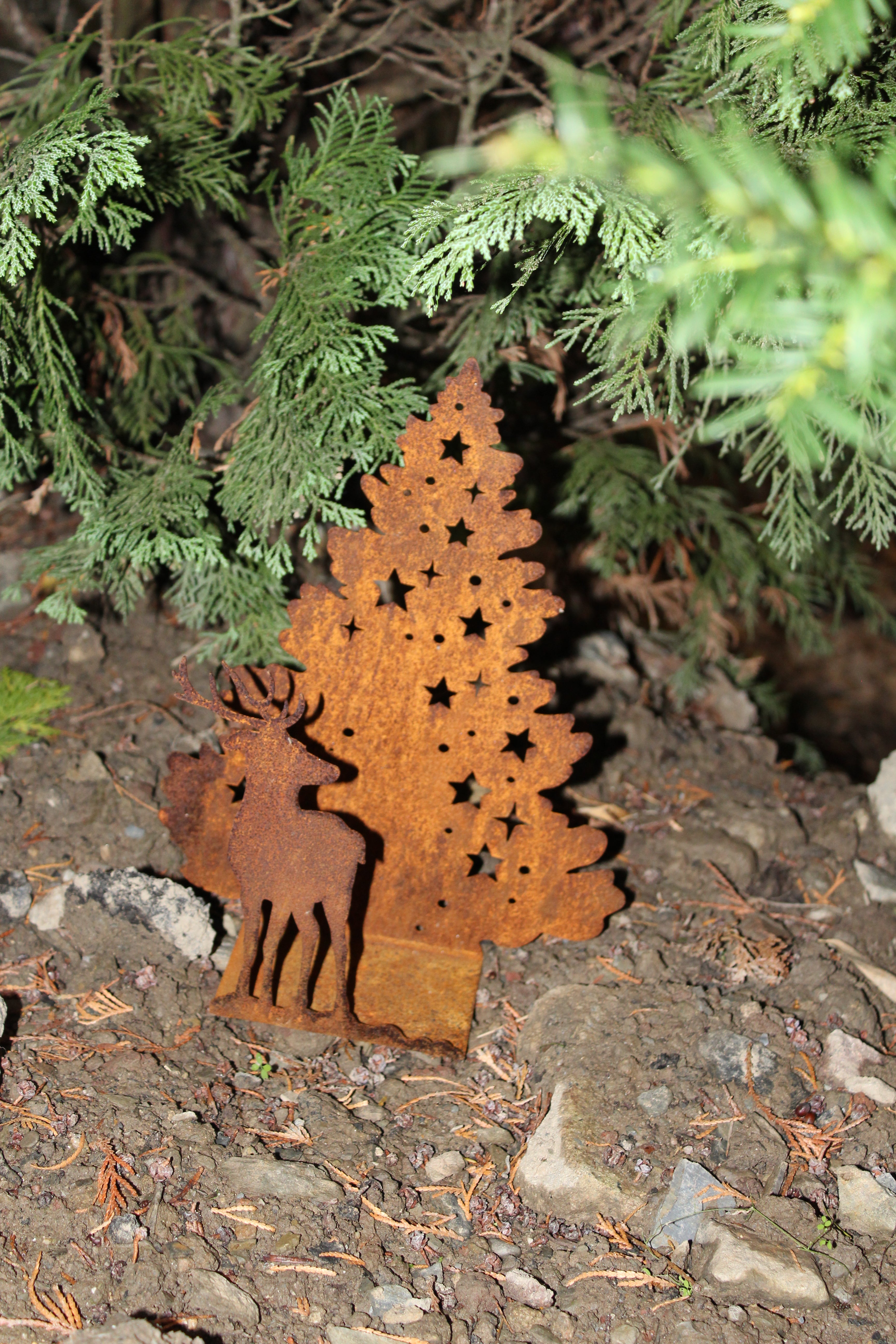 Hirsch vor Sternenbaum auf Platte