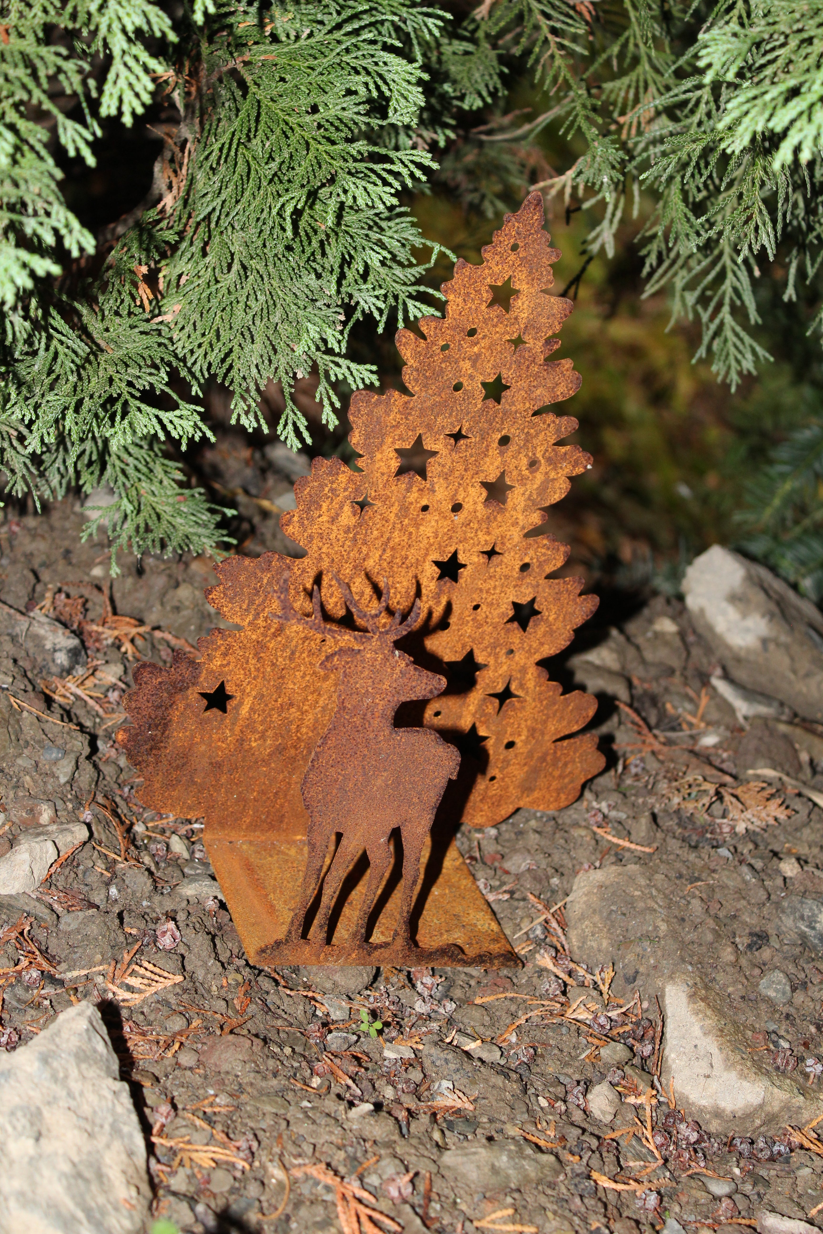 Hirsch vor Sternenbaum auf Platte
