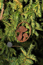 ovaler Anhänger mit Pilzen