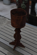 ornamentaler Fuß mit T1 Topf