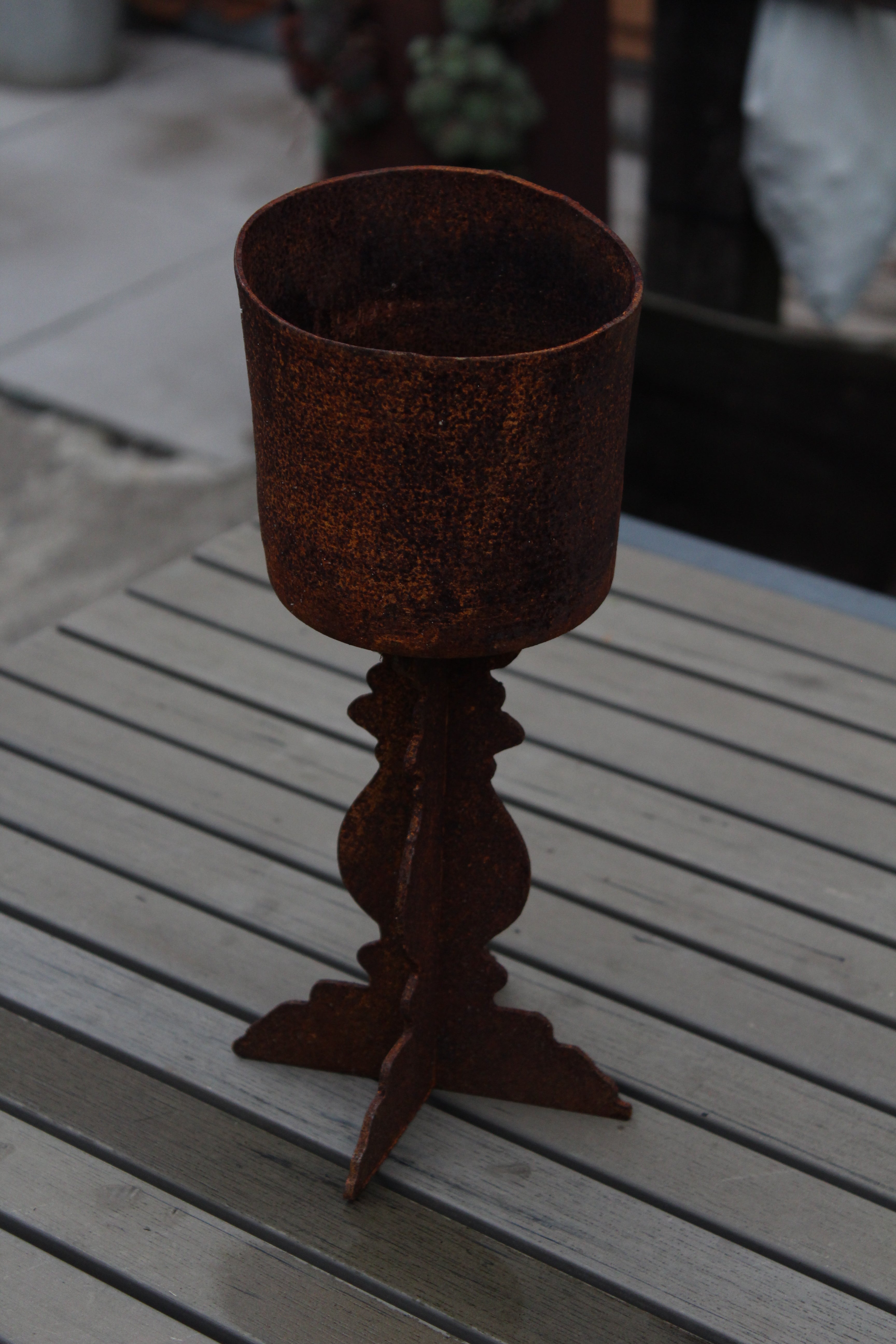 ornamentaler Fuß mit T1 Topf