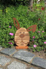 Holzhase auf Platte