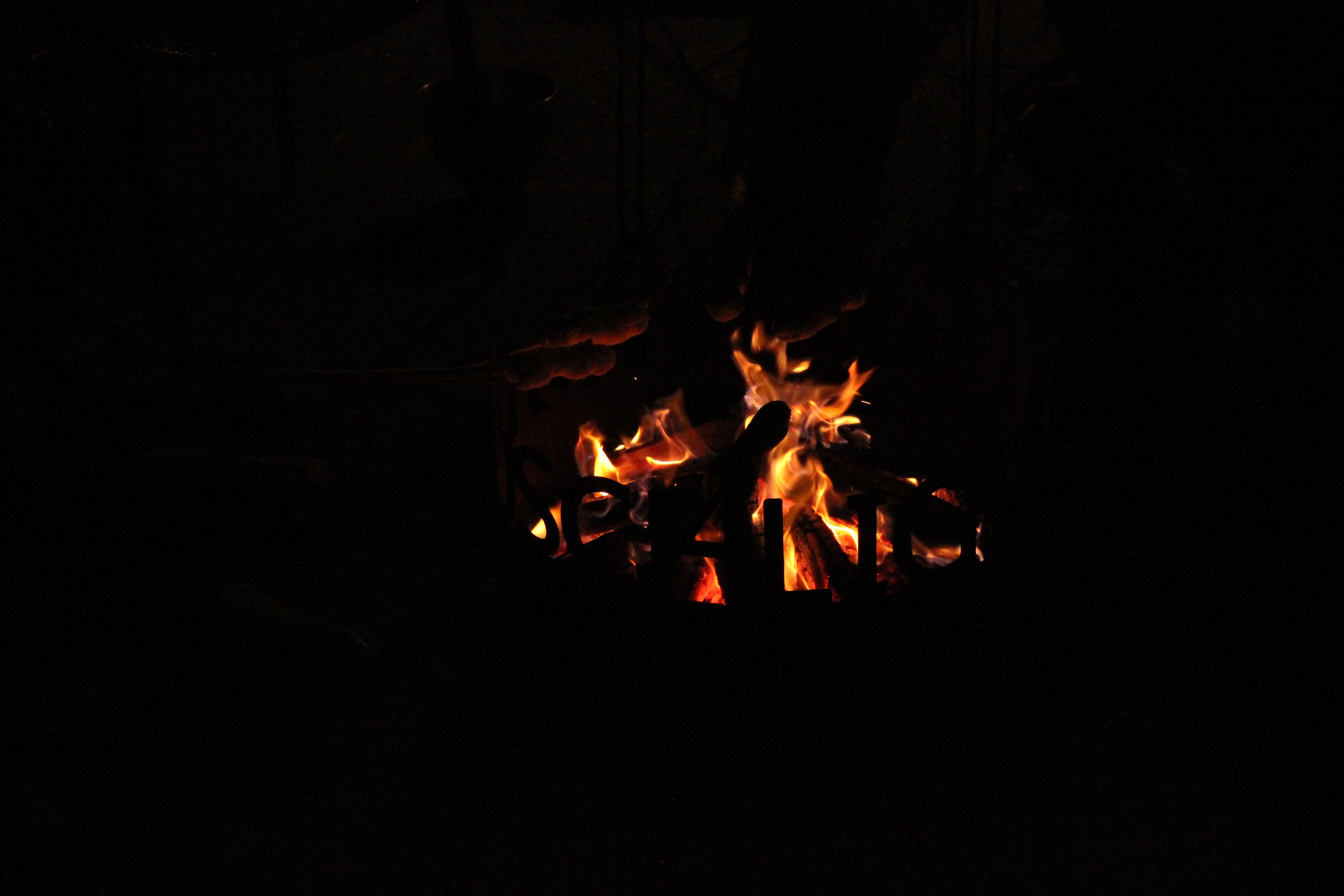 Feuerstelle mit Worten "Kuschelig, warm, schön"