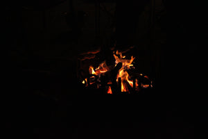 Feuerstelle mit Worten "Kuschelig, warm, schön"