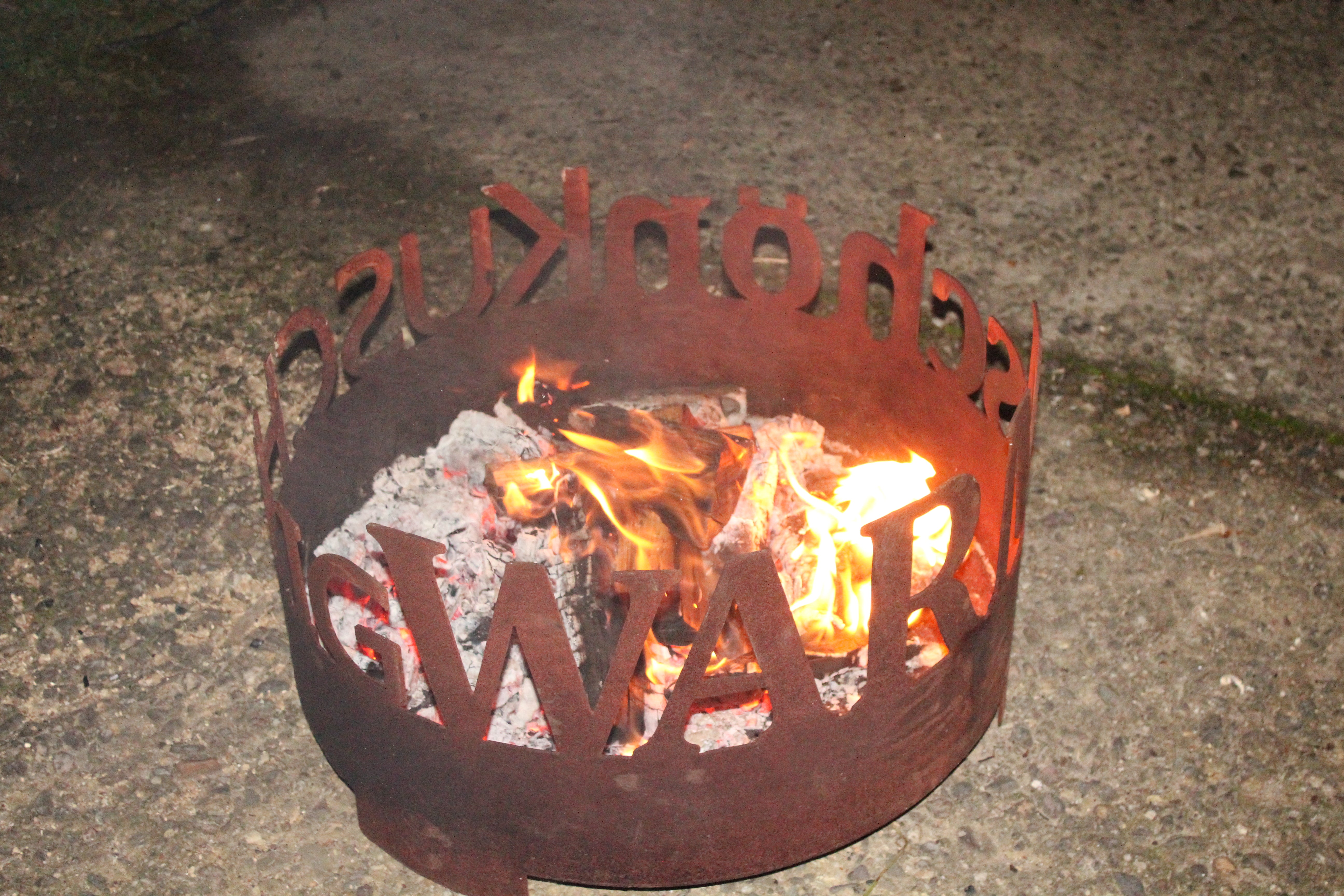 Feuerstelle mit Worten "Kuschelig, warm, schön"