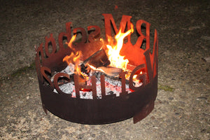 Feuerstelle mit Worten "Kuschelig, warm, schön"