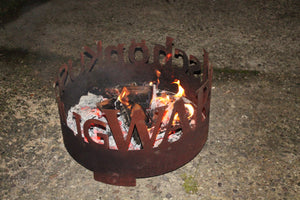Feuerstelle mit Worten "Kuschelig, warm, schön"