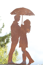 kleines Paar unter dem Regenschirm auf Platte