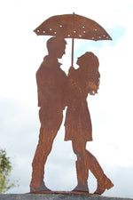 kleines Paar unter dem Regenschirm auf Platte