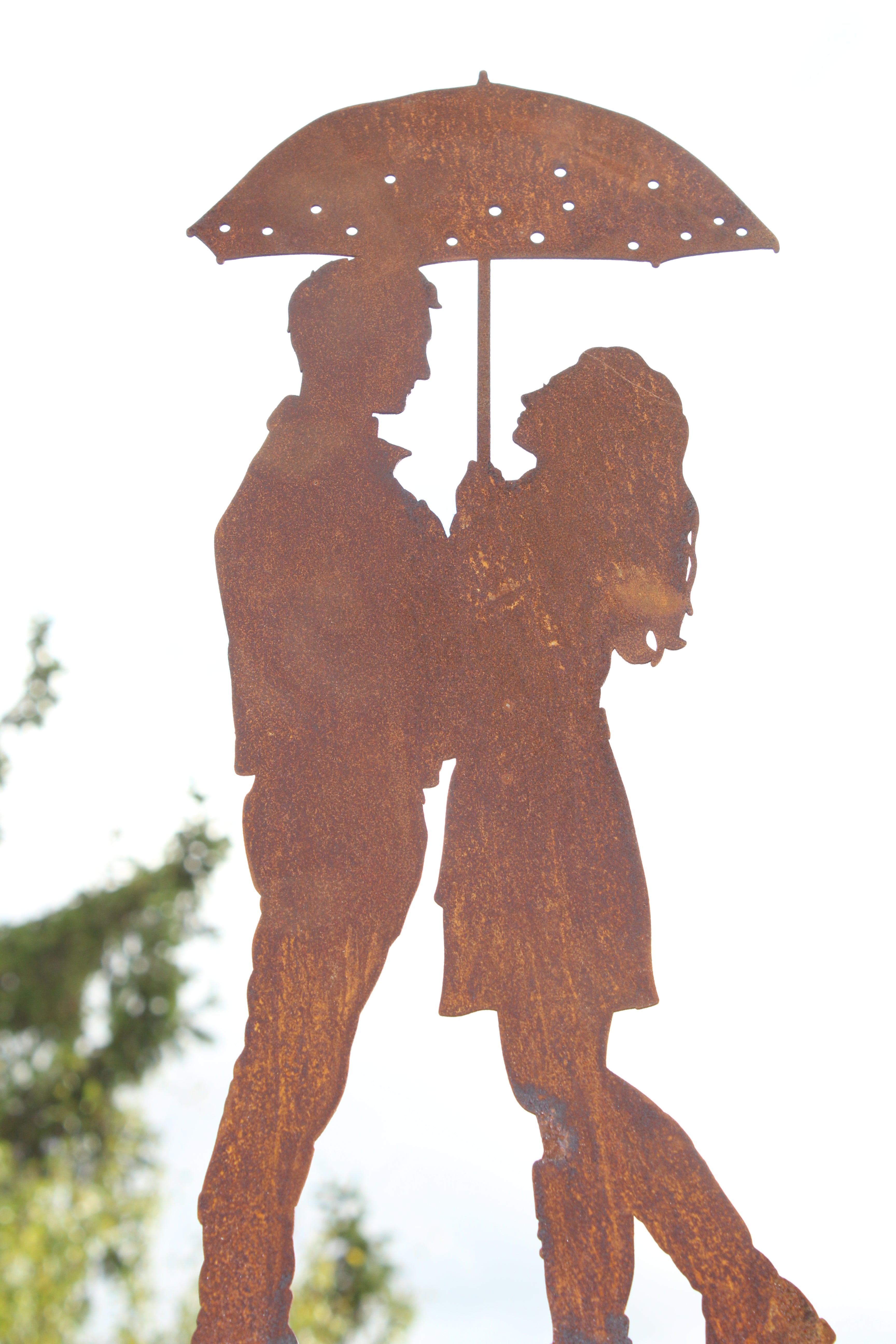 kleines Paar unter dem Regenschirm auf Platte