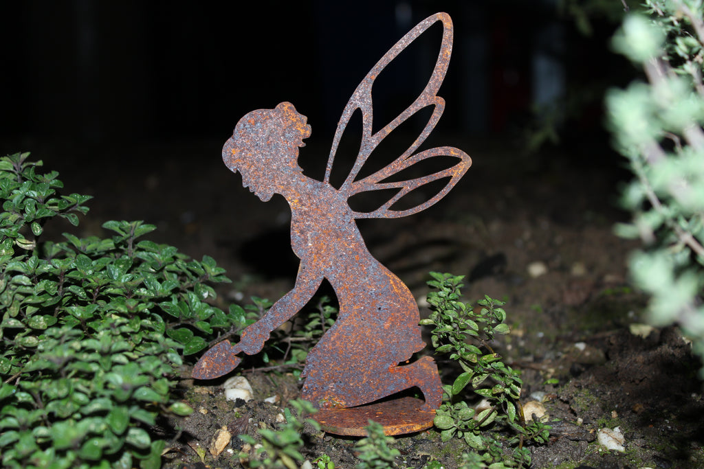 knieende Fee mit Schaufel