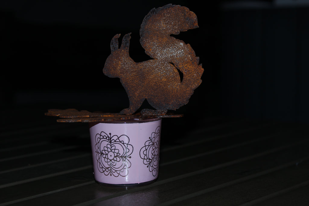 Eichhörnchen auf Eichenblatt