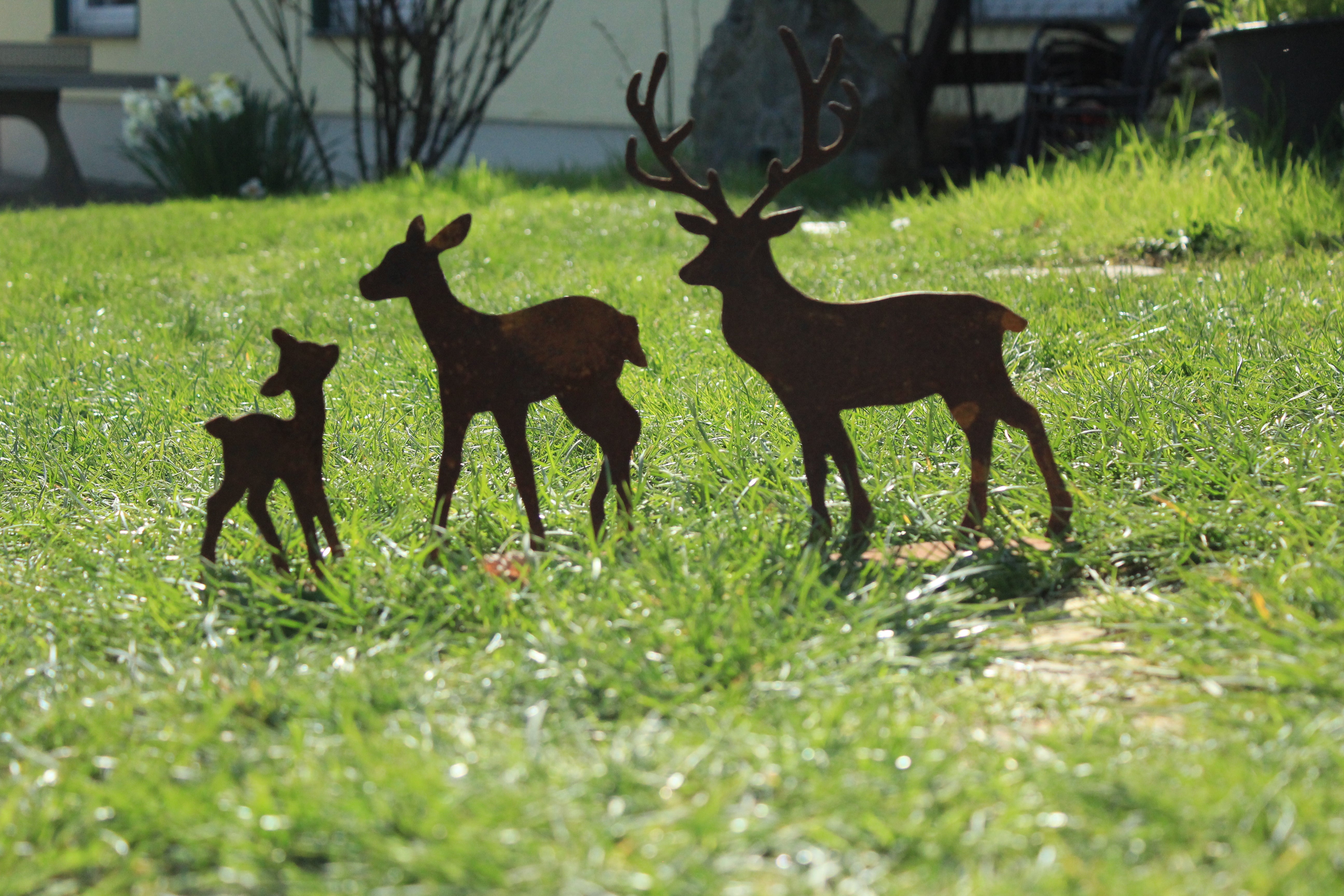 Kleiner Hirsch, kleines Reh und kleines Kitz auf Platte