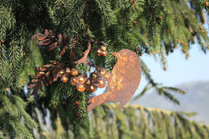 Goldbeerenast mit Vogel hängend