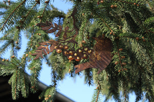 Goldbeerenast mit Vogel hängend