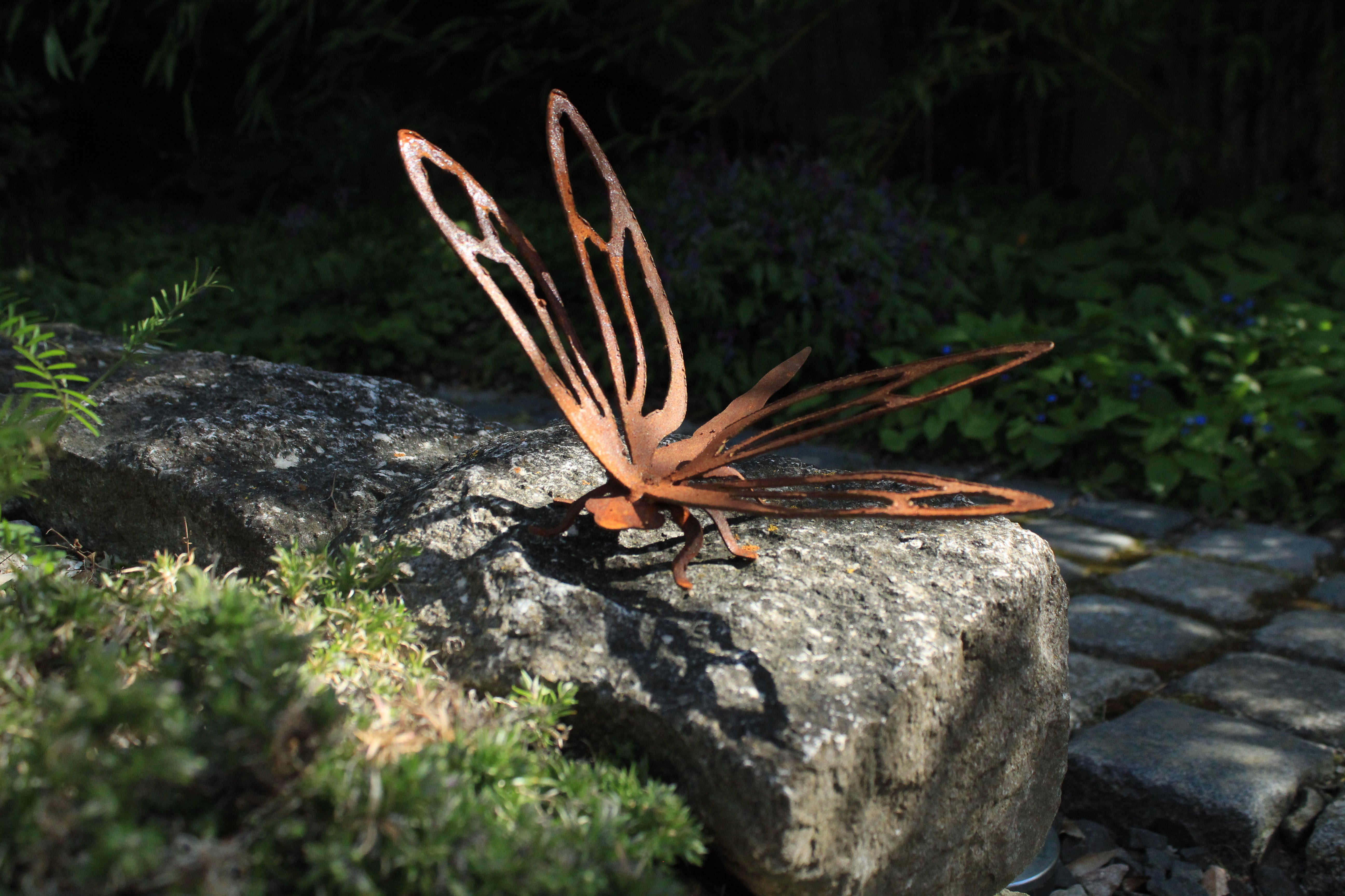 Libelle "Dragonfly" freistehend mit Füßchen und Flügeln