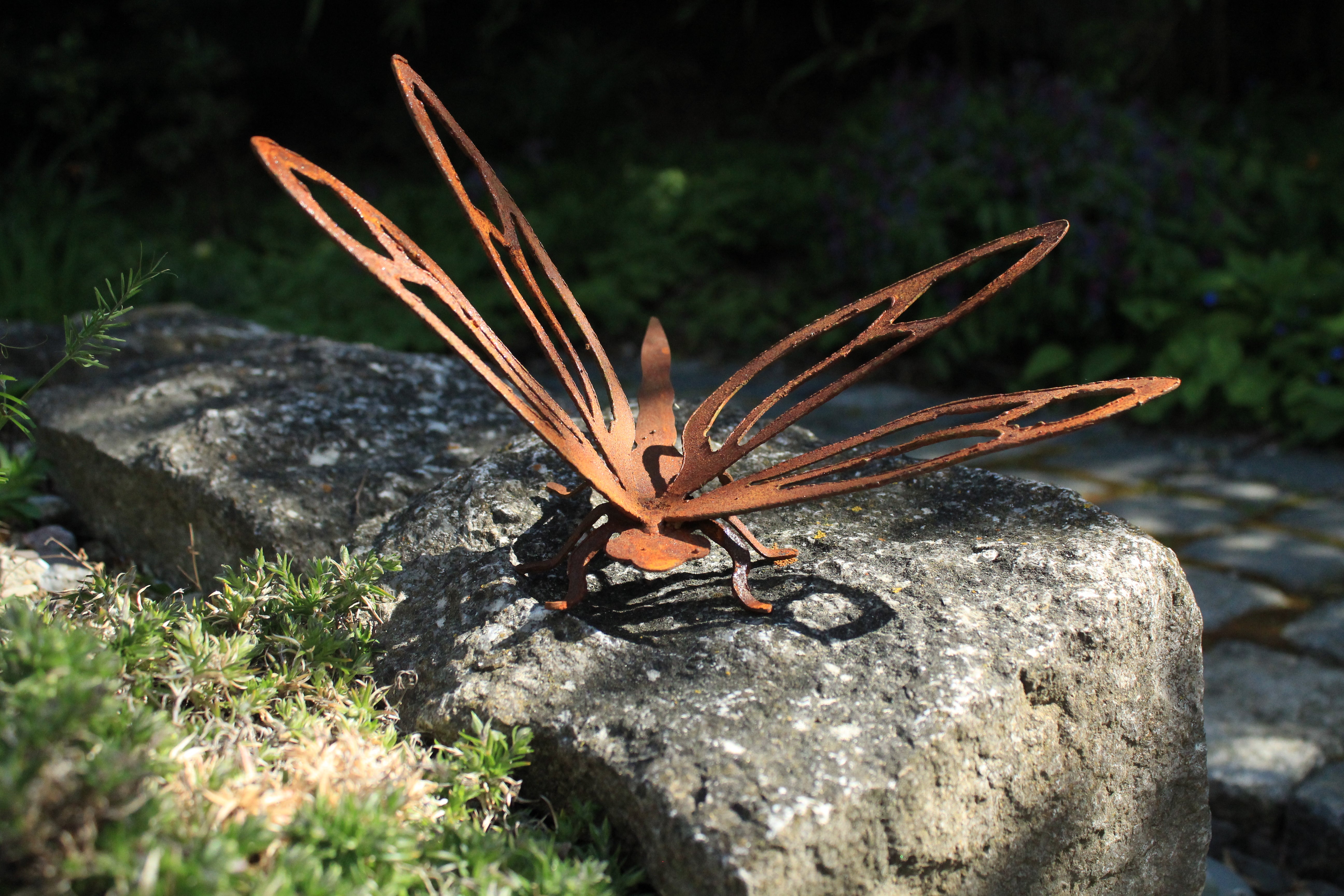 Libelle "Dragonfly" freistehend mit Füßchen und Flügeln