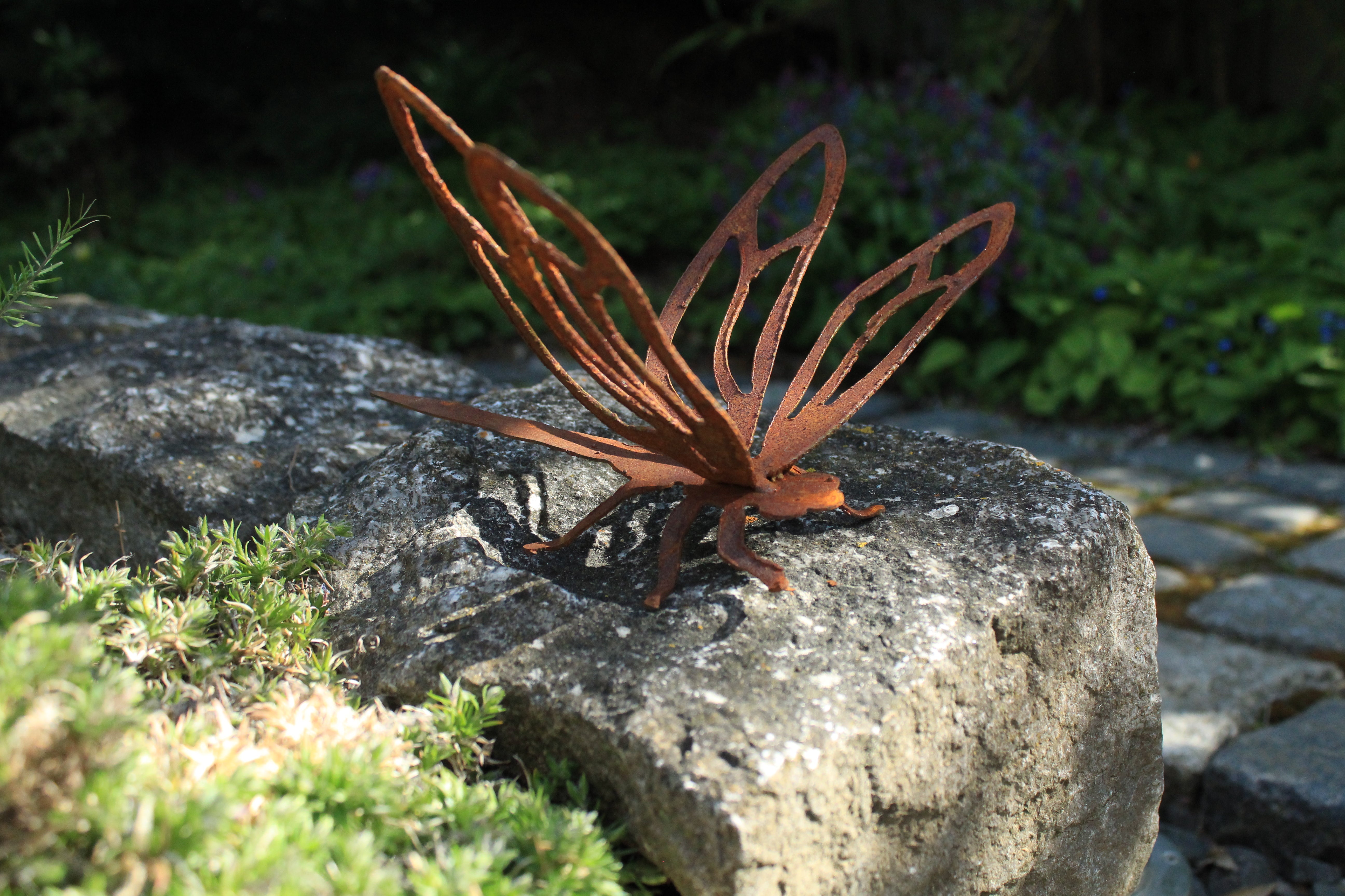 Libelle "Dragonfly" freistehend mit Füßchen und Flügeln