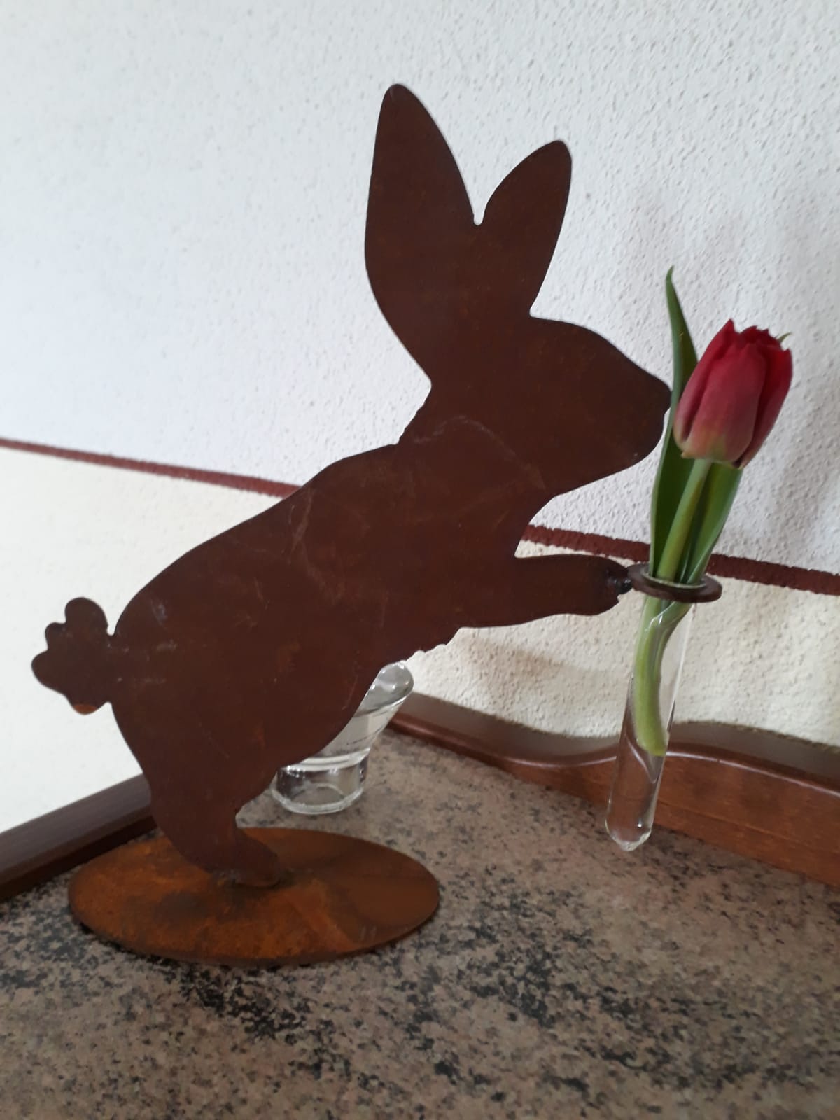 Häschen B freistehend auf Platte