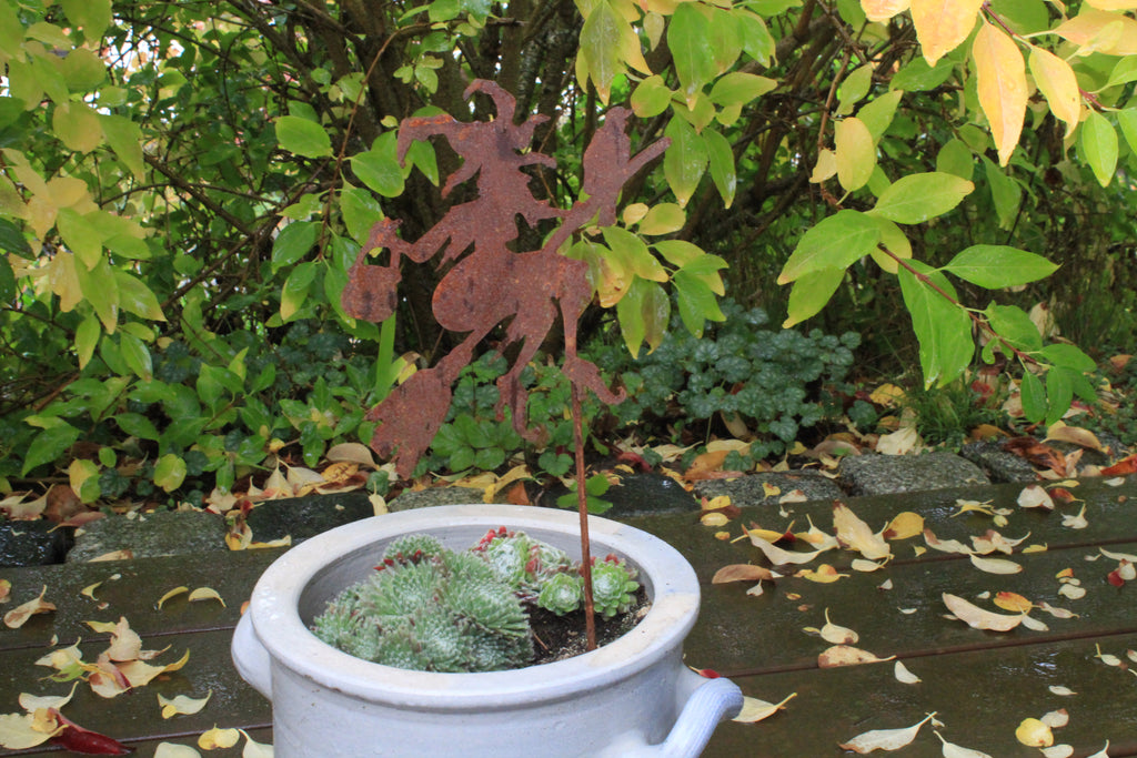 kleine Hexe Waltraud auf Stab