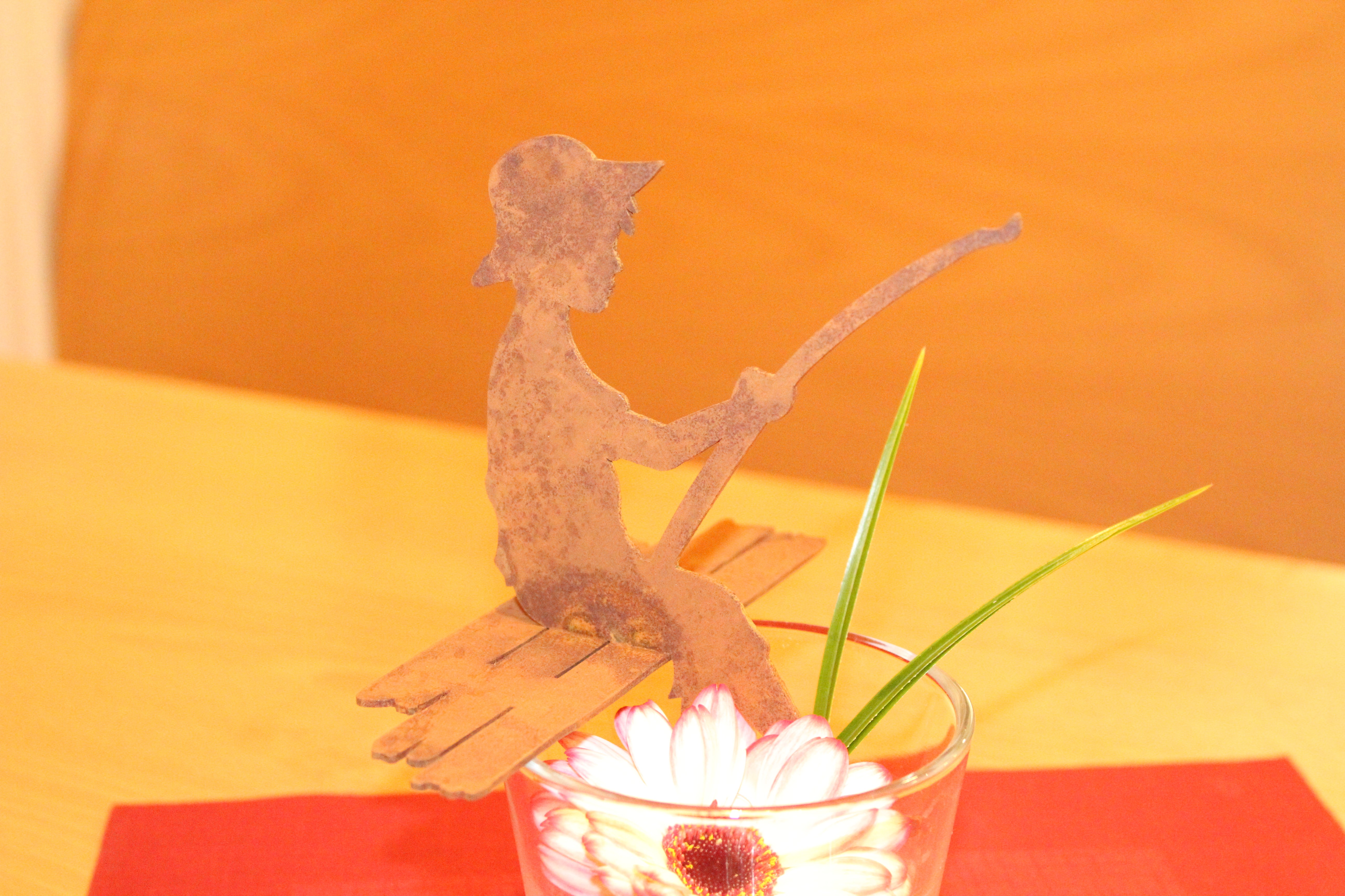 kleiner Angler Finn auf Steg sitzend