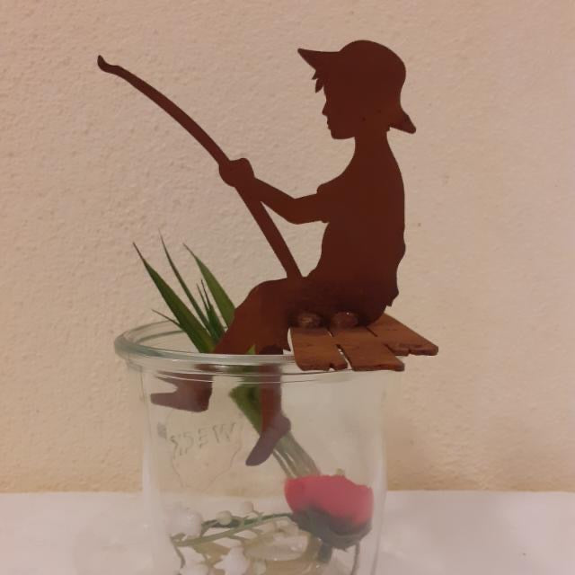 kleiner Angler Finn auf Steg sitzend