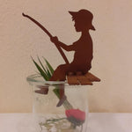 kleiner Angler Finn auf Steg sitzend