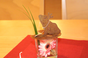 Frosch auf Seerosenblatt