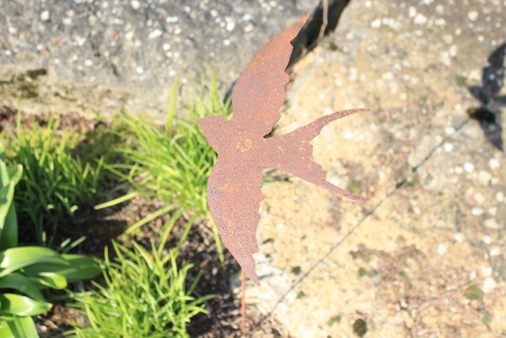 Fliegende Schwalbe schräg auf Stab