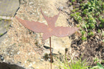 Fliegende Schwalbe schräg auf Stab