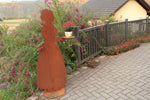 Kakaomädchen mit Tablett auf Platte