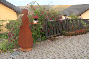 Kakaomädchen mit Tablett auf Platte