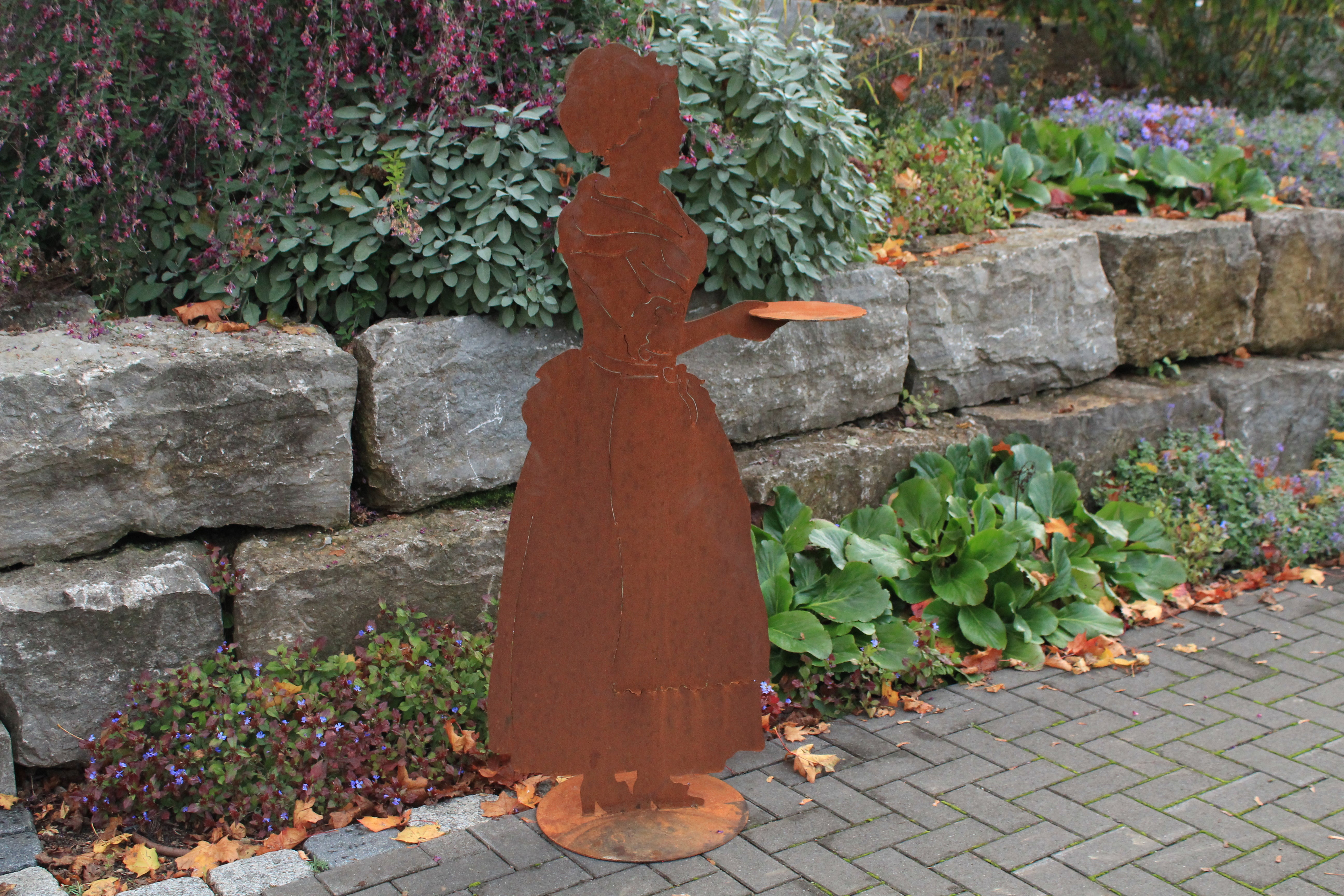 Kakaomädchen mit Tablett auf Platte