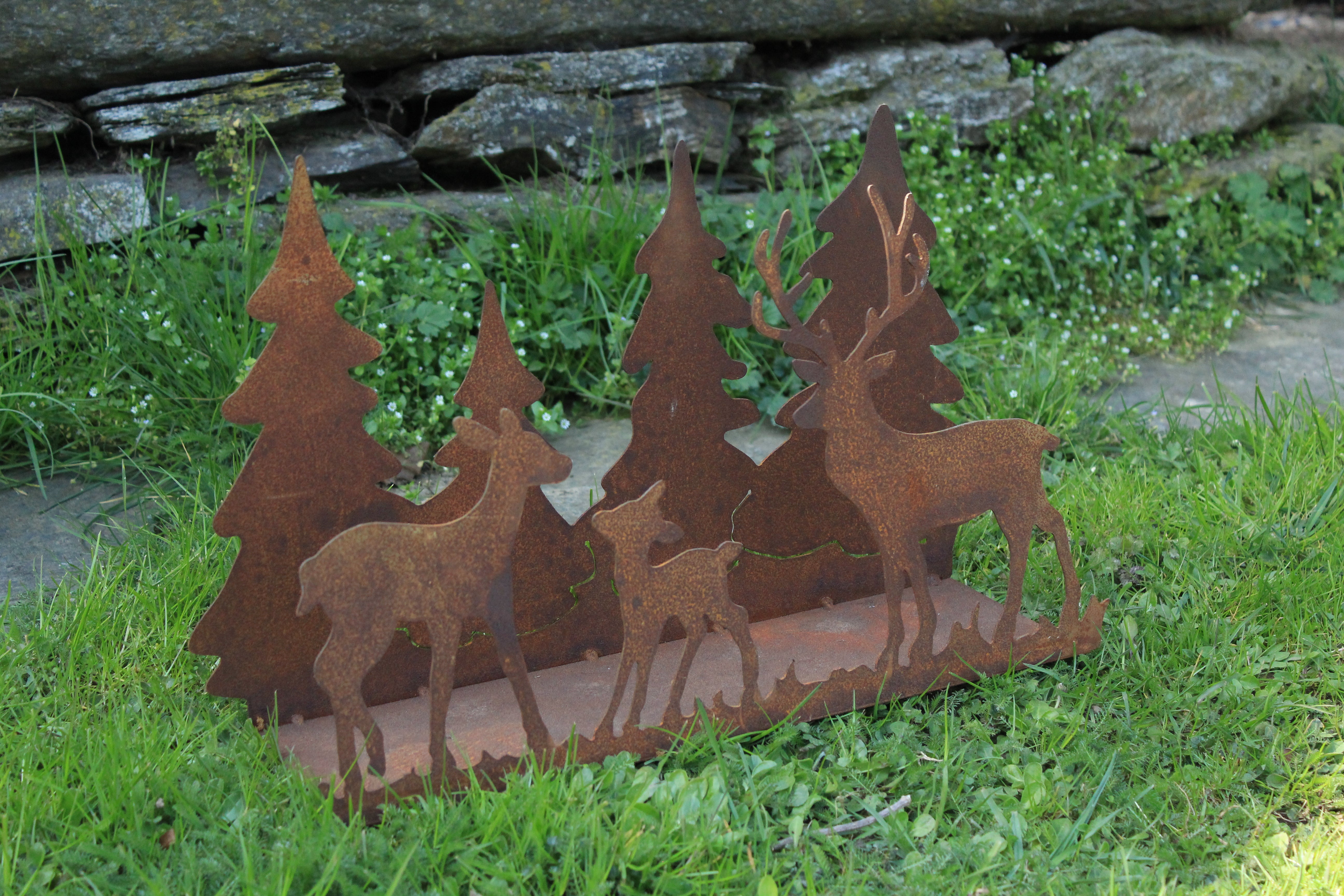 Waldszene mit Wildfamilie auf Platte