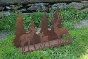 Waldszene mit Wildfamilie auf Platte