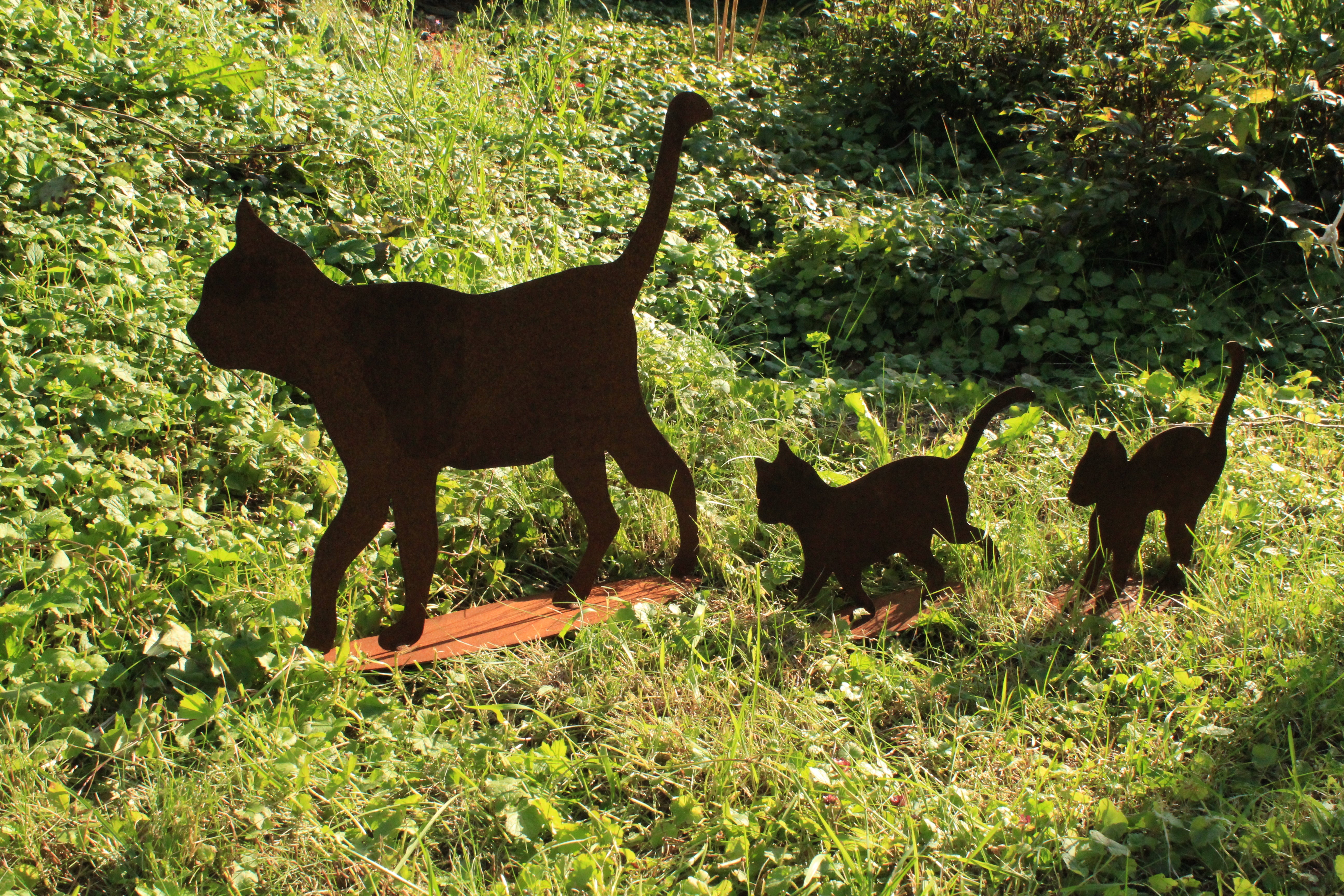 Katze gehend und Mini Katzen