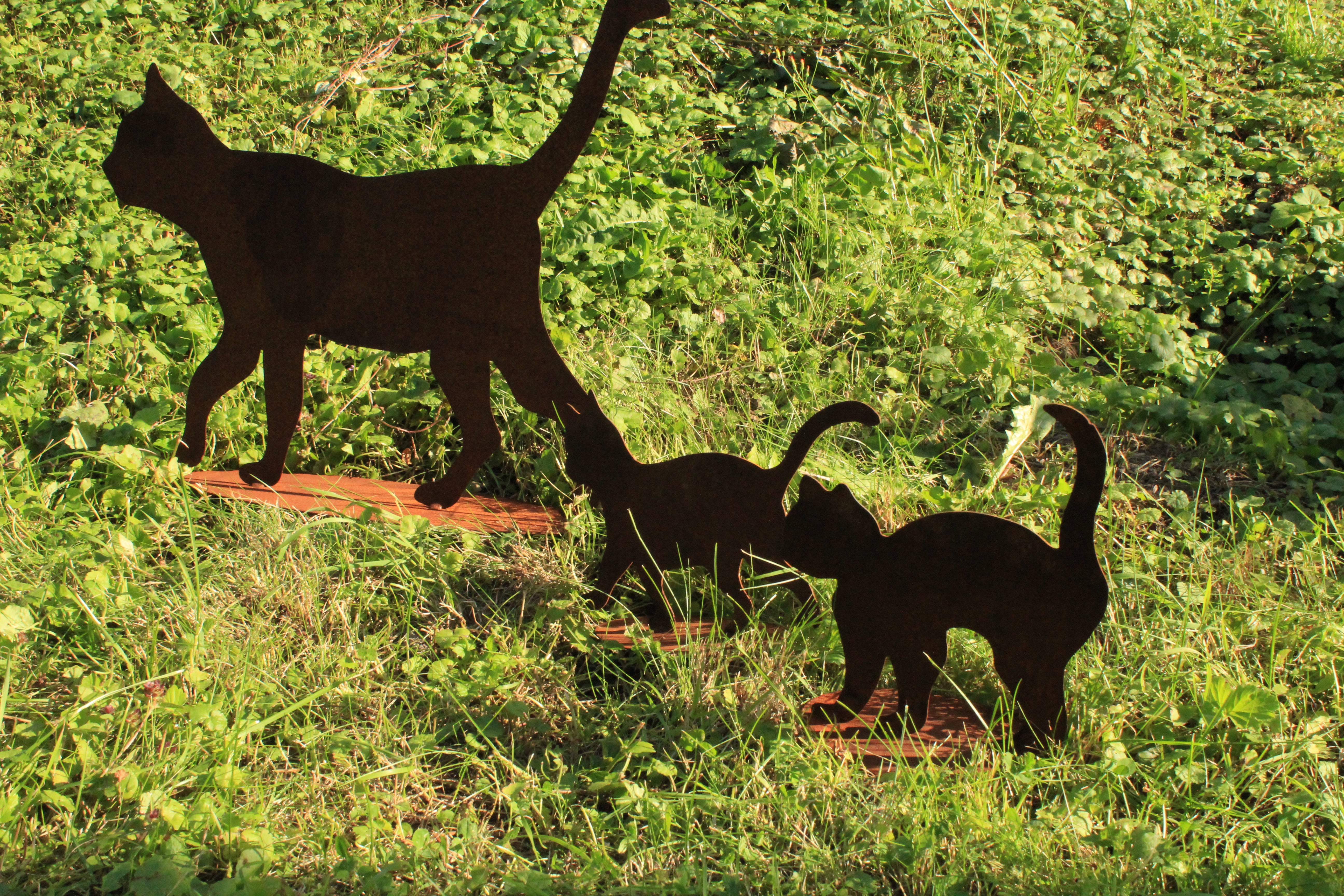 Katze gehend und Mini Katzen