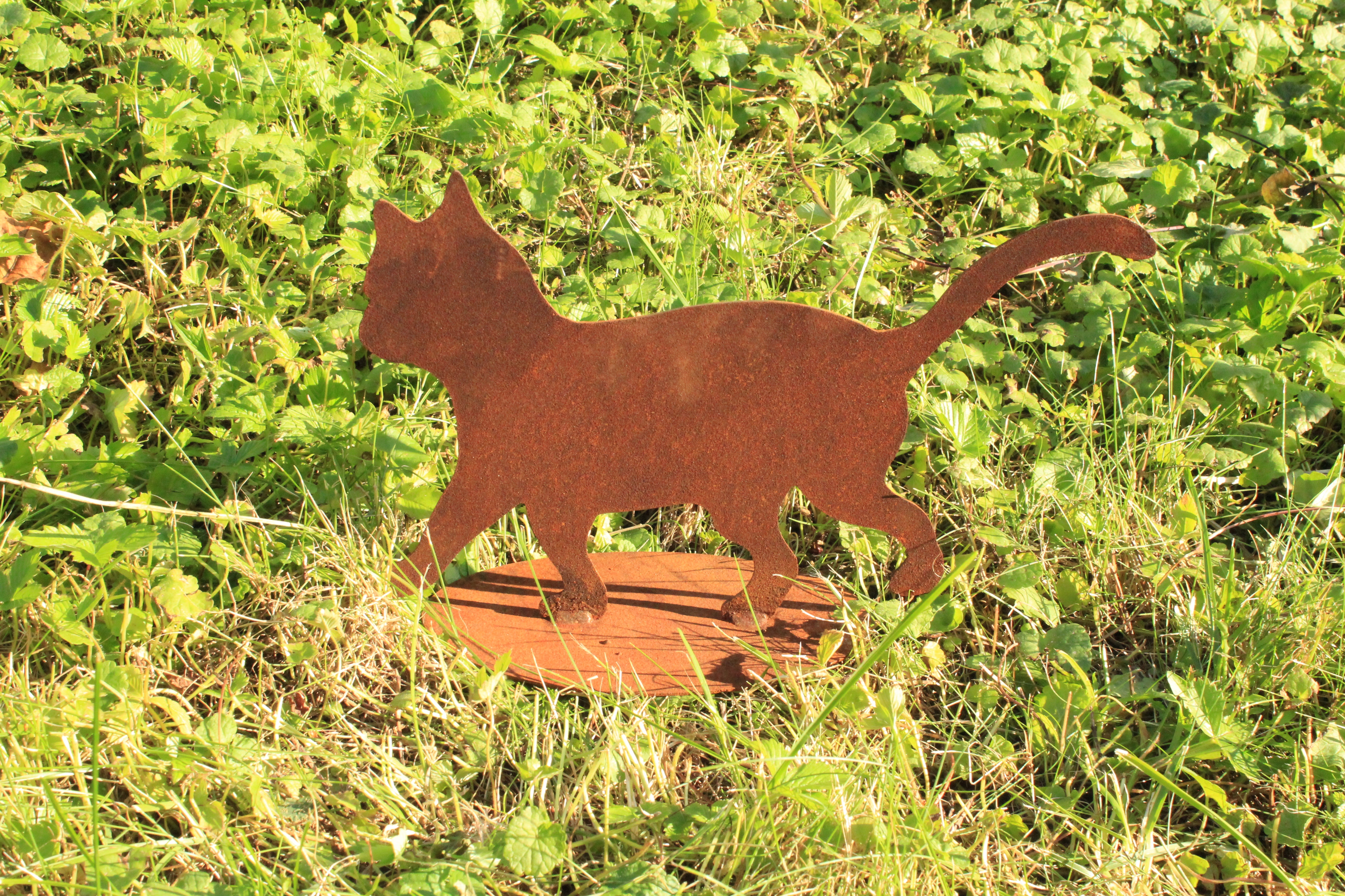 Katze gehend und Mini Katzen