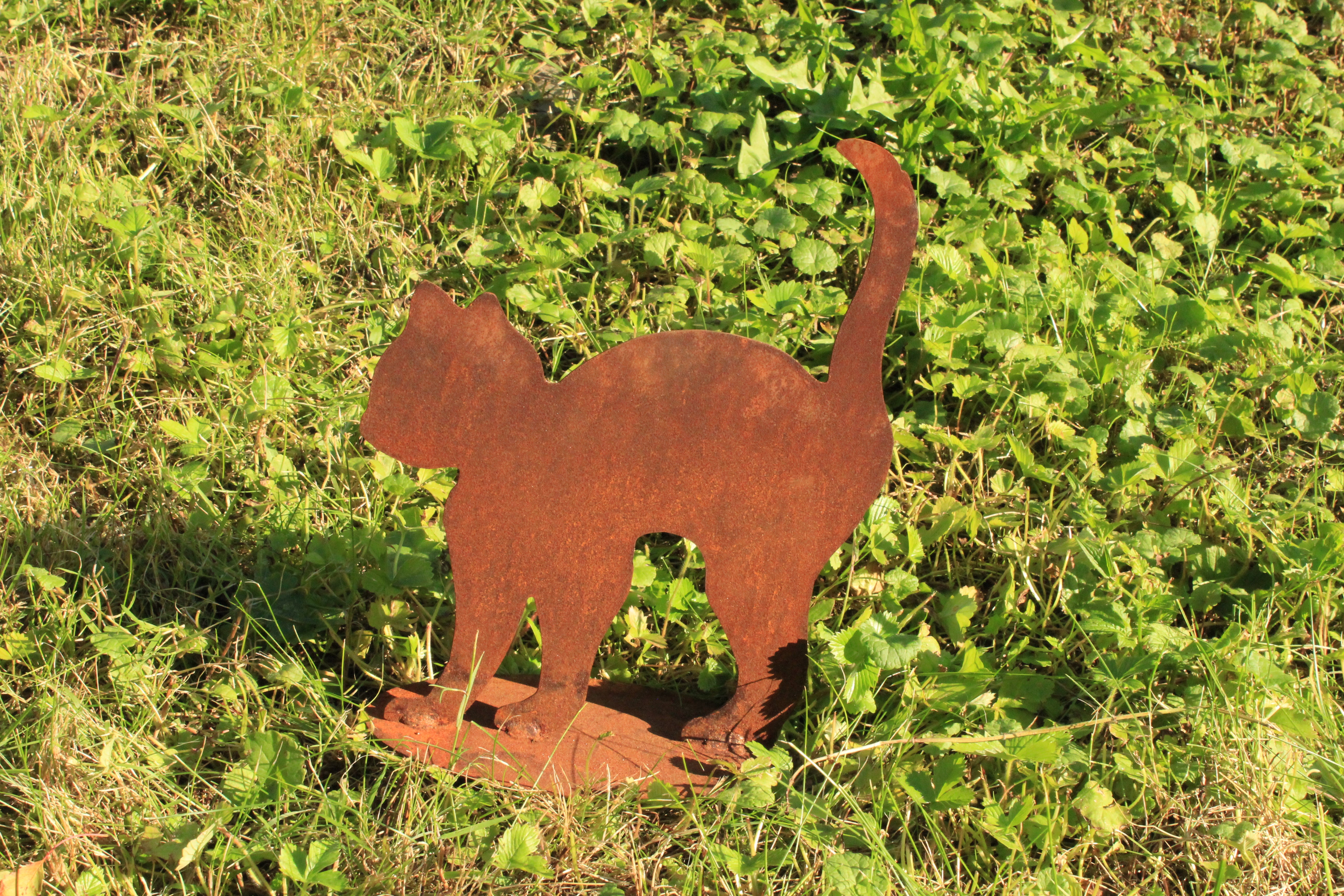 Katze gehend und Mini Katzen