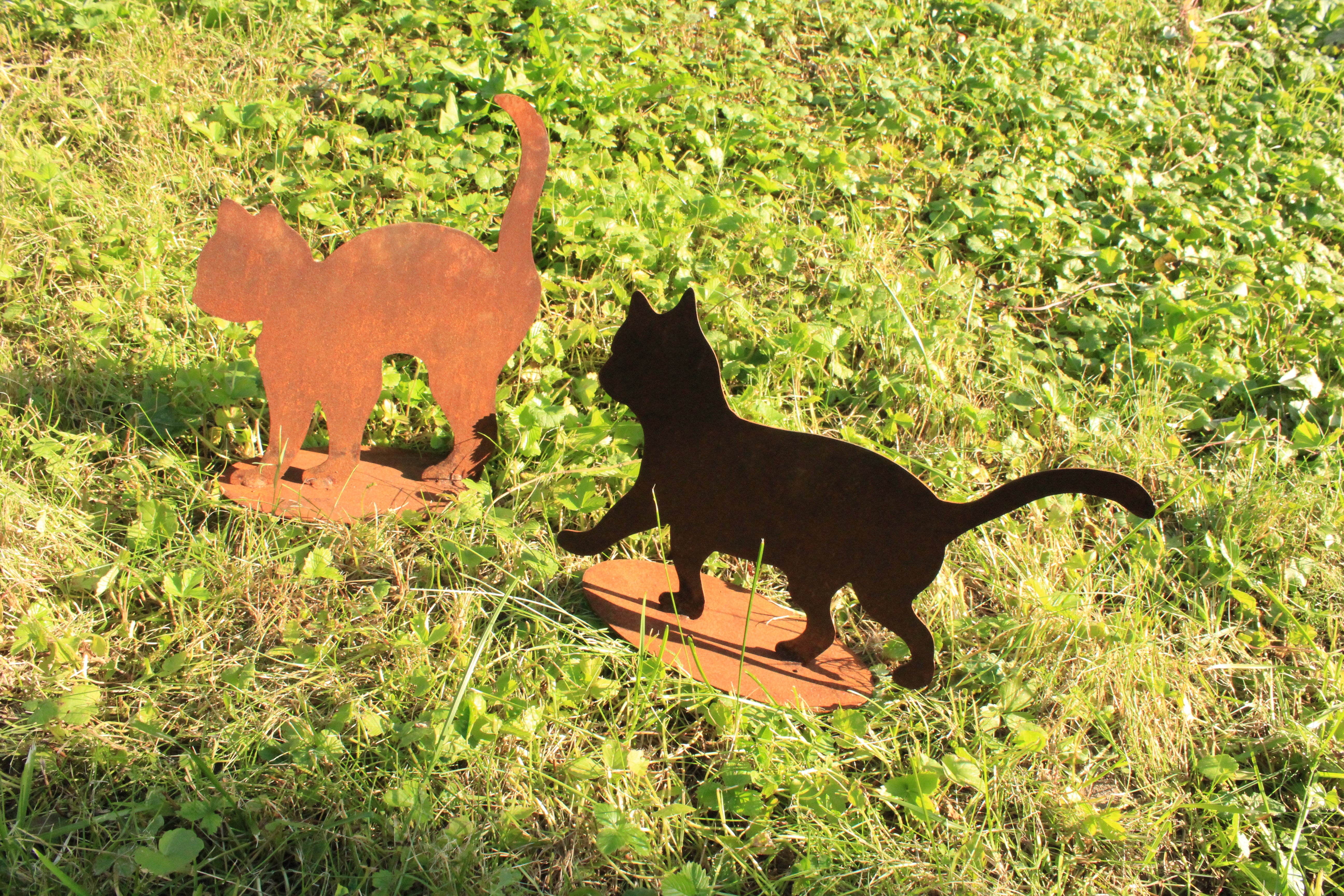 Katze gehend und Mini Katzen