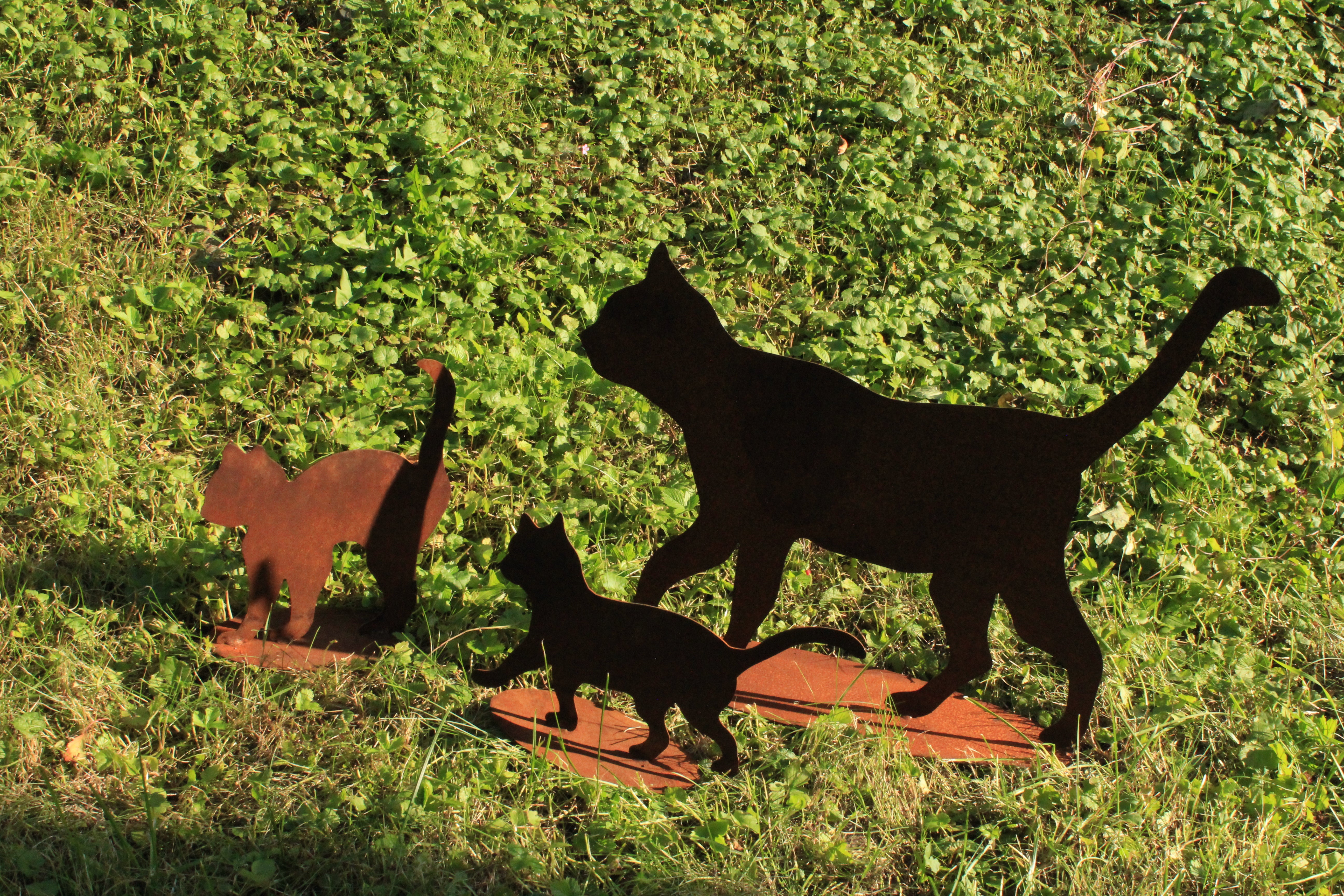 Katze gehend und Mini Katzen